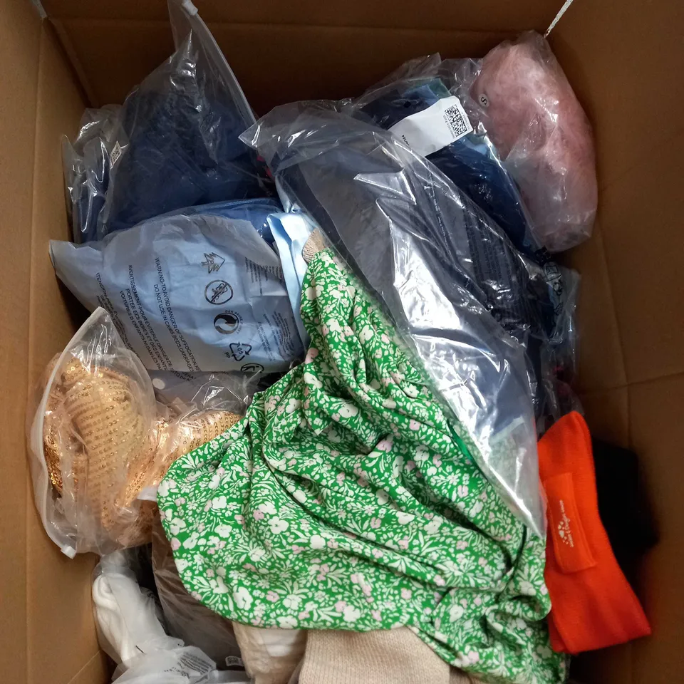 BOX OF APPROX 35 ASSORTED CLOTHING ITEMS TO INCLUDE - DRESSES, T-SHIRTS AND TROUSERS