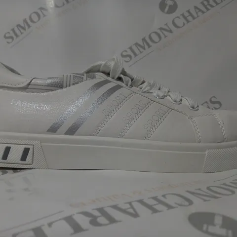 PAIR OF FASHION SHOES IN WHITE EU SIZE 44