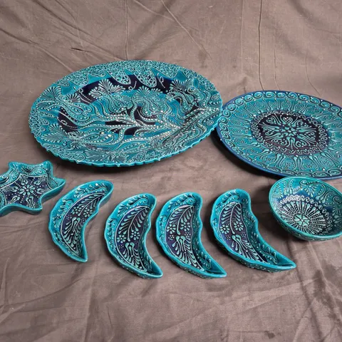 8PCE PLATEWARE SET IN BLUE MULTI - COLLECTION ONLY