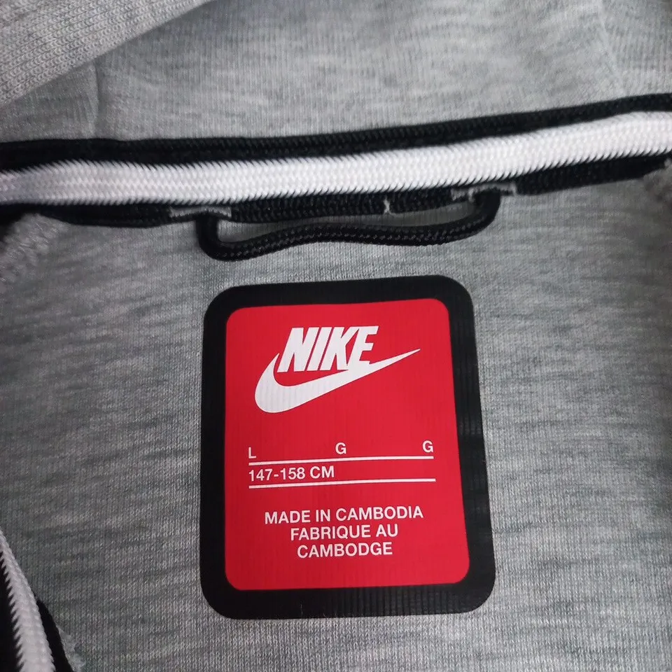 CHILDREN'S NIKE GREY ZIP HOODIE – UK SIZE L (EU 147-158 CM) MADE IN CAMBODIA