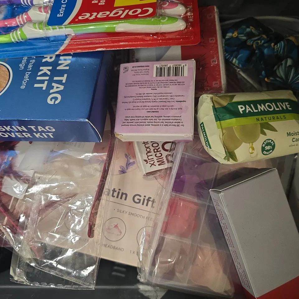 APPROXIMATELY 15 ASSORTED COSMETIC ITEMS INCLUDING VARIOUS MAKES AND BRANDS - COLLECTION ONLY