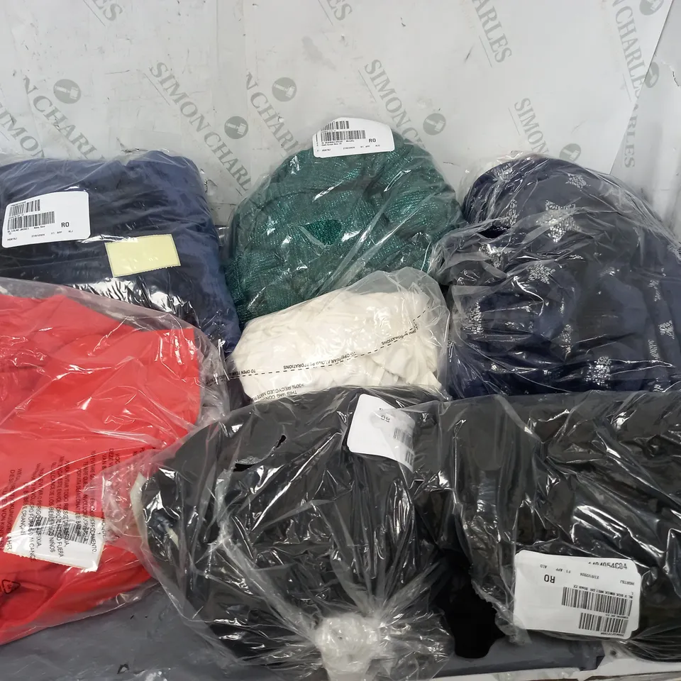 APPROXIMATELY 20 ASSORTED CLOTHING ITEMS TO INCLUDE DRESSES, JACKETS, BLOUSE, ETC