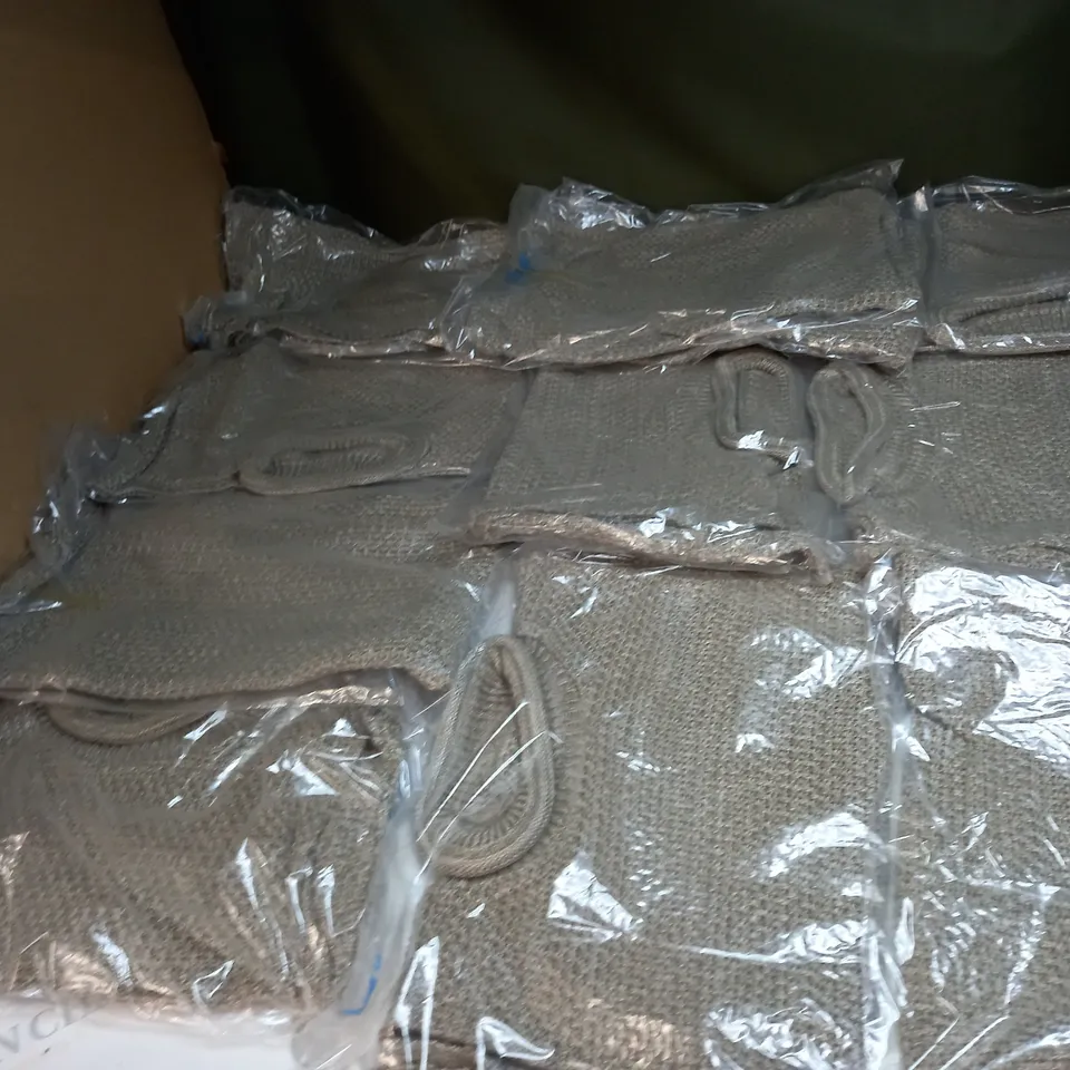 LOT OF APPROX 10 ASSORTED CLOTHING ITEMS IN VARIOUS SIZES