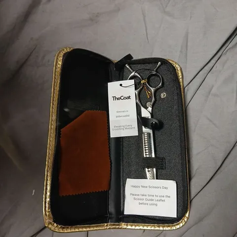 THE COAT GROOMING KIT β GOLD CASE WITH SCISSORS