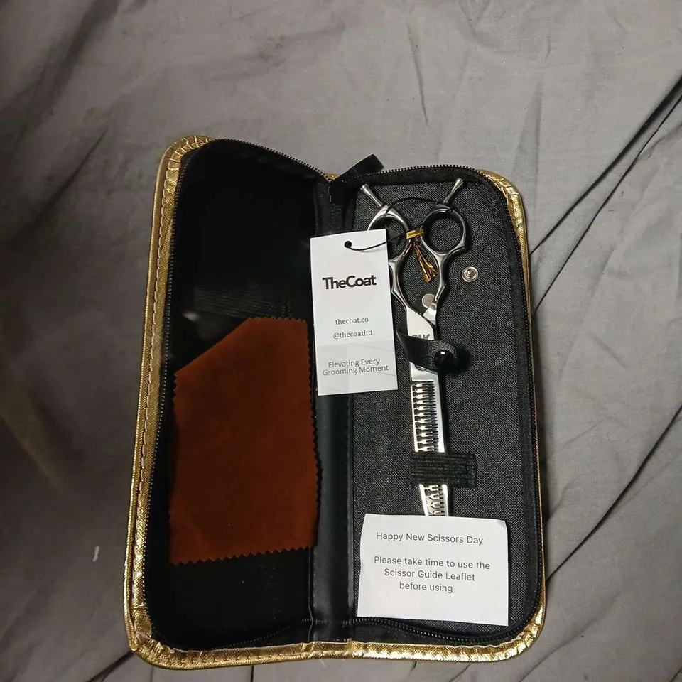 THE COAT GROOMING KIT – GOLD CASE WITH SCISSORS