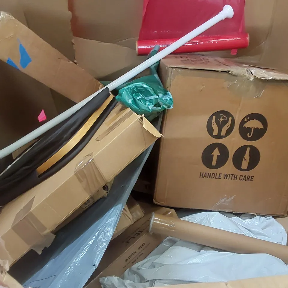PALLET OF ASSORTED ITEMS INCLUDING SWING CORNER, TOILET SEAT, FRUIT BASKET, WALL MIRROR