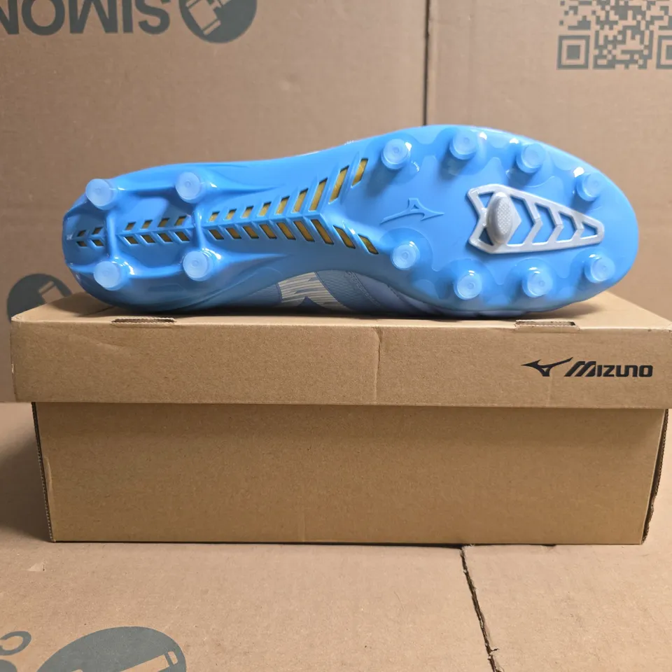 BOXED PAIR OF MIZUNO FOOTBALL BOOTS IN BLUE SIZE UK 11