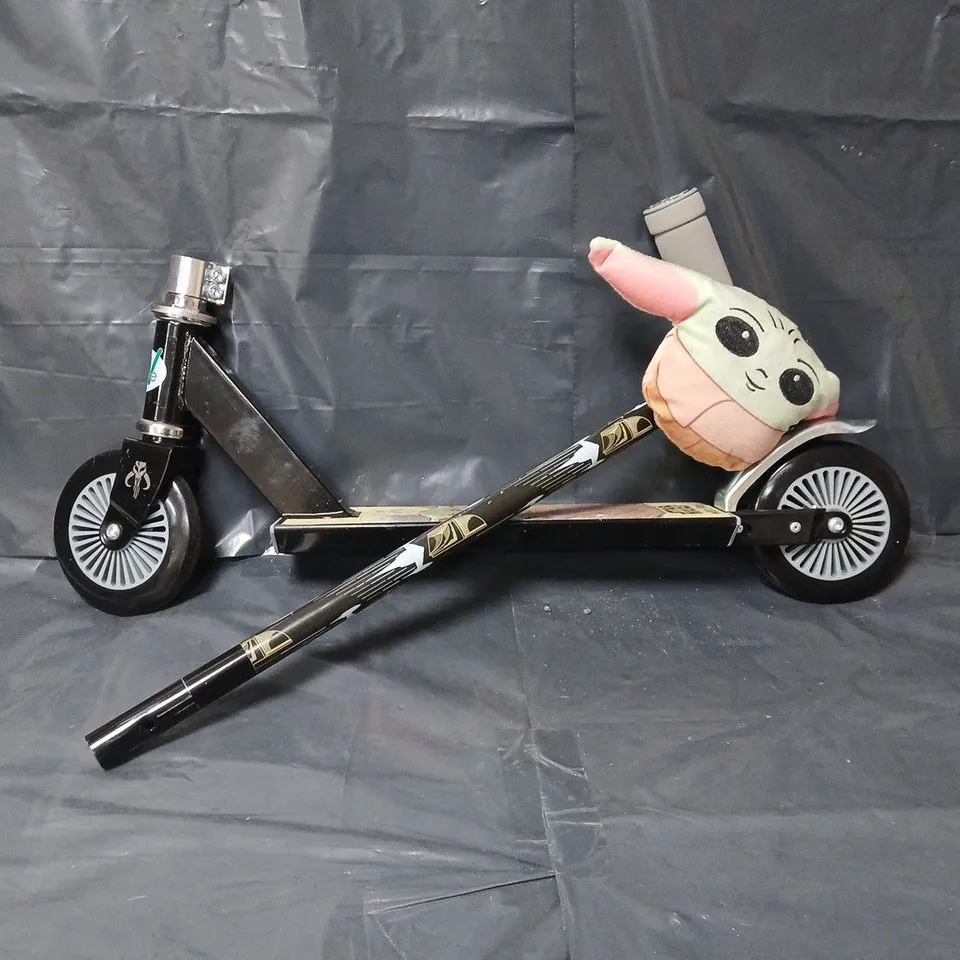 STAR WARS INLINE SCOOTER WITH GROGU SQUISHLE