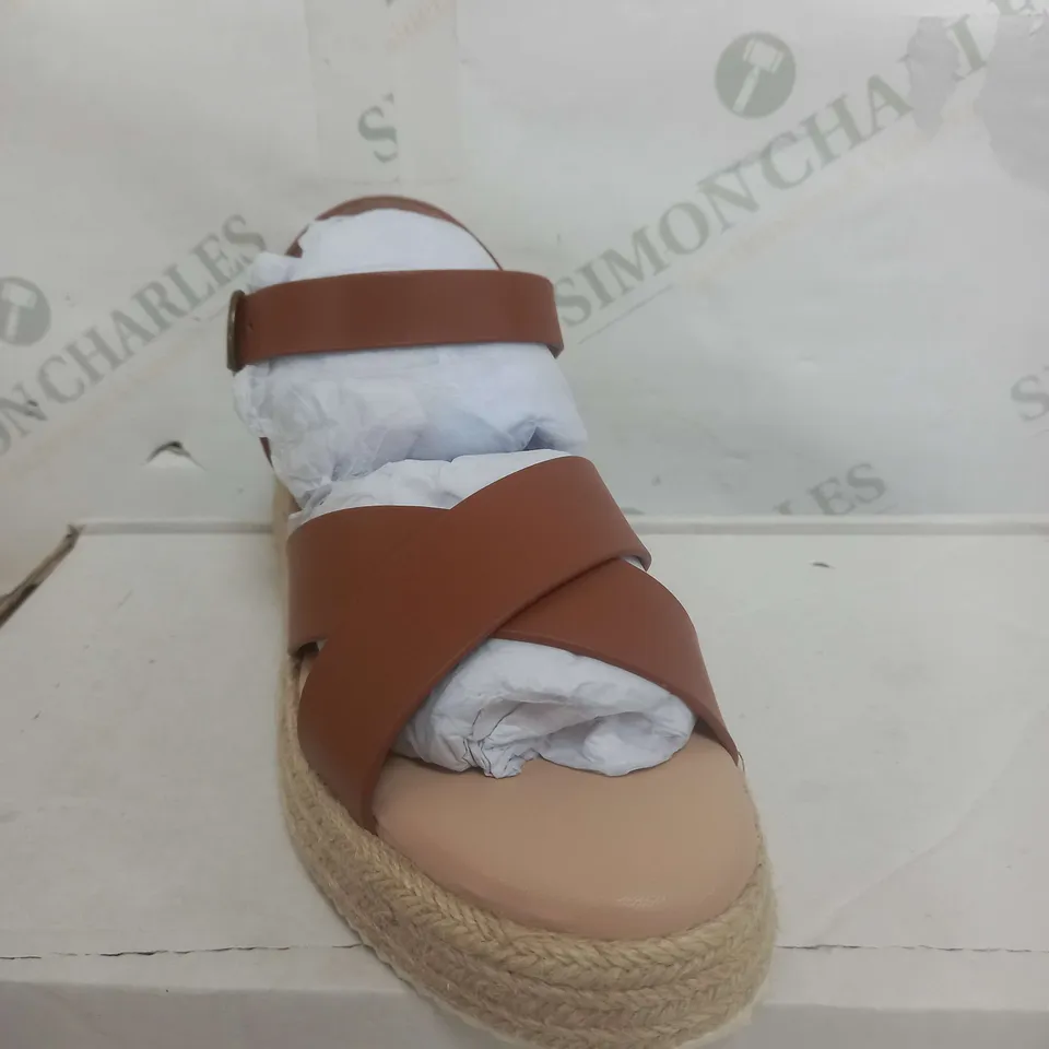 BOXED PAIR OF BEN DE LISI PALMA LEATHER SANDALS IN TAN SIZE 4