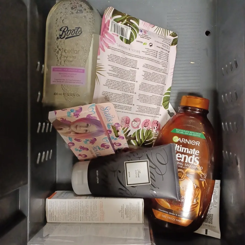 BOX OF APPROXIMATELY 20 ASSORTED HEALTH & BEAUTY PRODUCTS TO INCLUDE APHRODISIAC BATH & BODY LOTION, TEA TREE FOOT PACK, CREIGHTONS HAND WASH ETC 