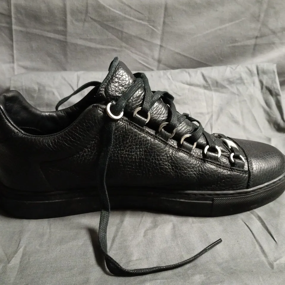 BALENCIAGA LEATHER TRAINER IN BLACK -  40