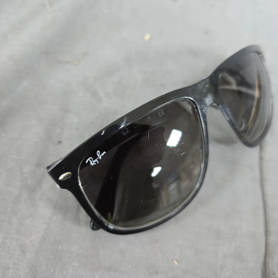 RAY-BAN SUNGLASSES – BLACK 