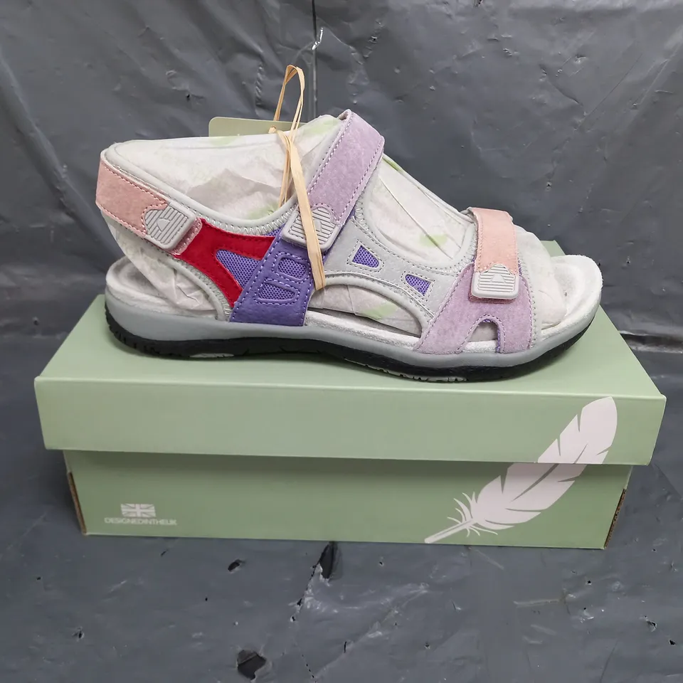 BOXED PAIR OF FREE SPIRIT ZEAL WOMENS PURPLE MULTI SANDAL SIZE 7