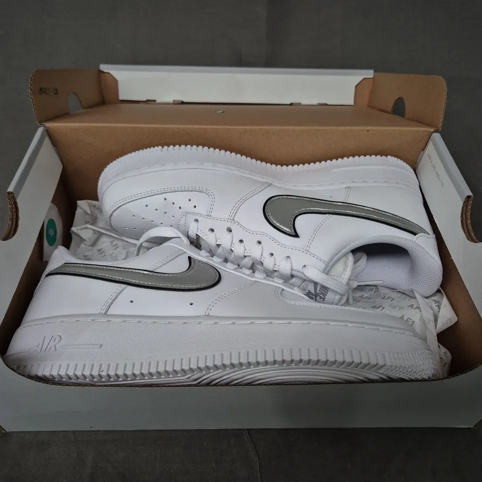 BRAND NEW BOXED PAIR OF NIKE WOMEN'S AIR FORCE 1 '07 ESS SHOES IN WHITE/METALLIC SILVER UK SIZE 6.5