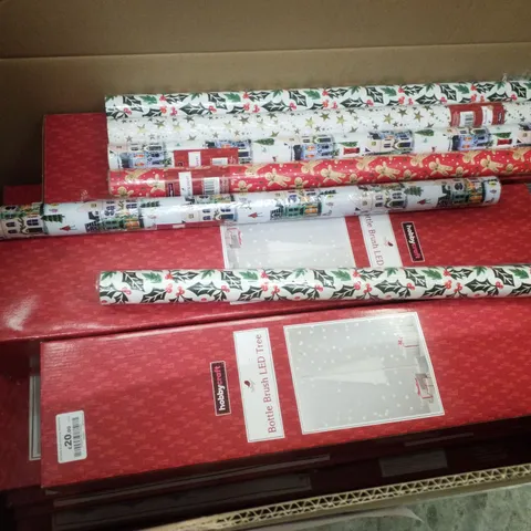 PALLET CONTAINING ASSORTED CHRISTMAS PRODUCTS & DECORATIONS INCLUDING BOTTLE BRUSH LED TREE, WRAPPING PAPER, FUSE BEAD SET, WOODEN CHRISTMAS BOX & FELT PLACE MATS