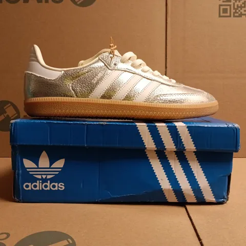 BOXED PAIR OF ADIDAS SAMBA OG TRAINERS IN METALLIC SILVER SIZE UK 5