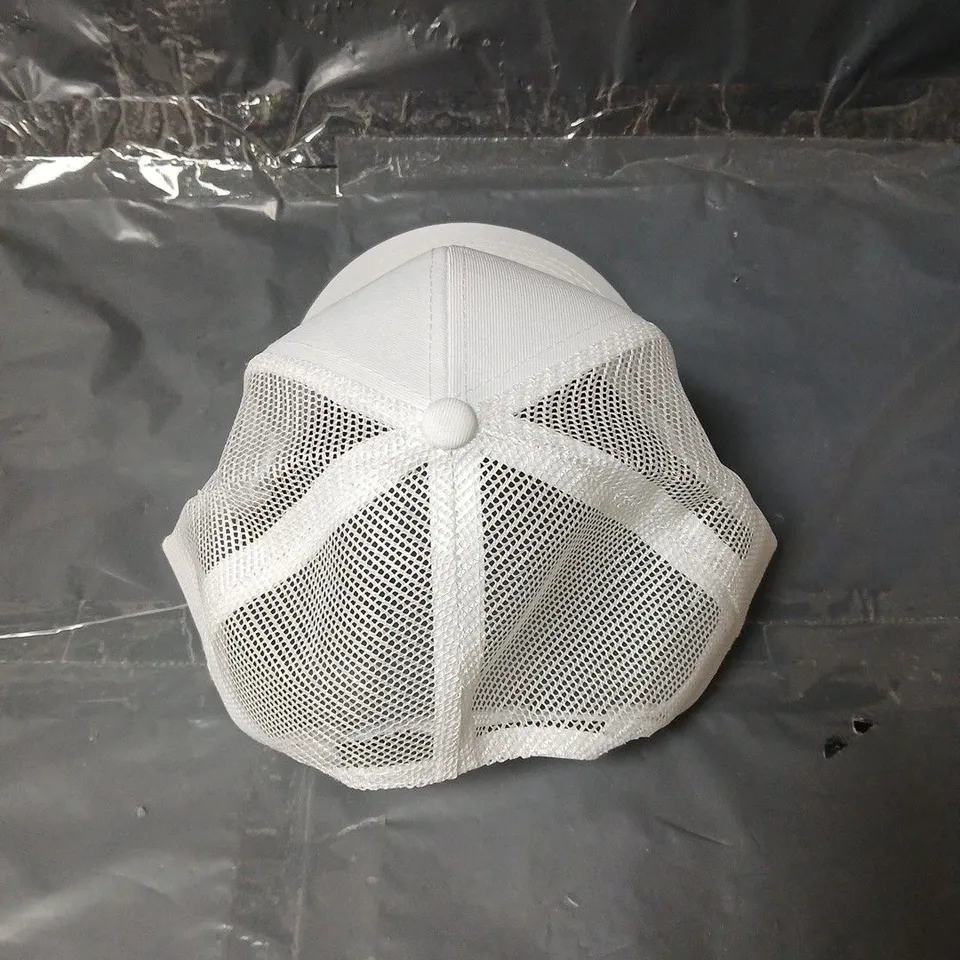 APPROXIMATELY 10 ALPHAGREEN.IO WHITE BASEBALL CAP WITH LOGO