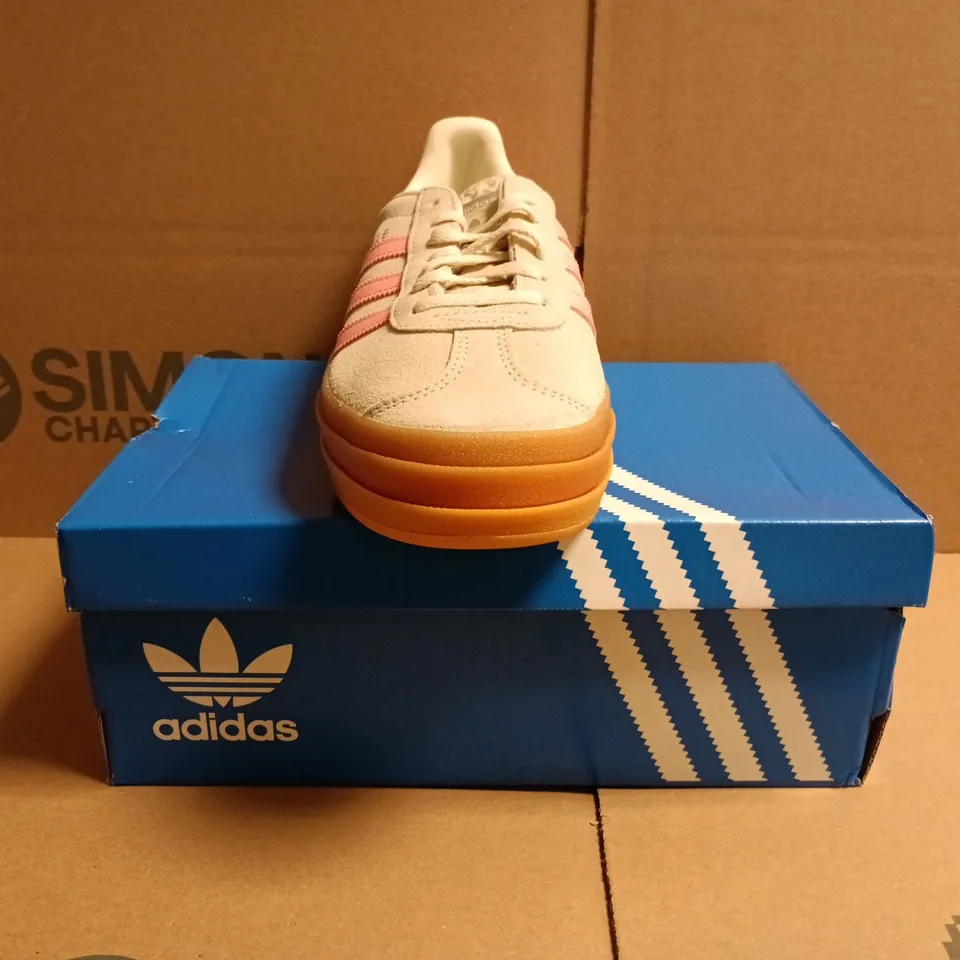 BOXED PAIR OF ADIDAS GAZELLE BOLD J SHOES IN GREY/PINK SIZE UK 4.5