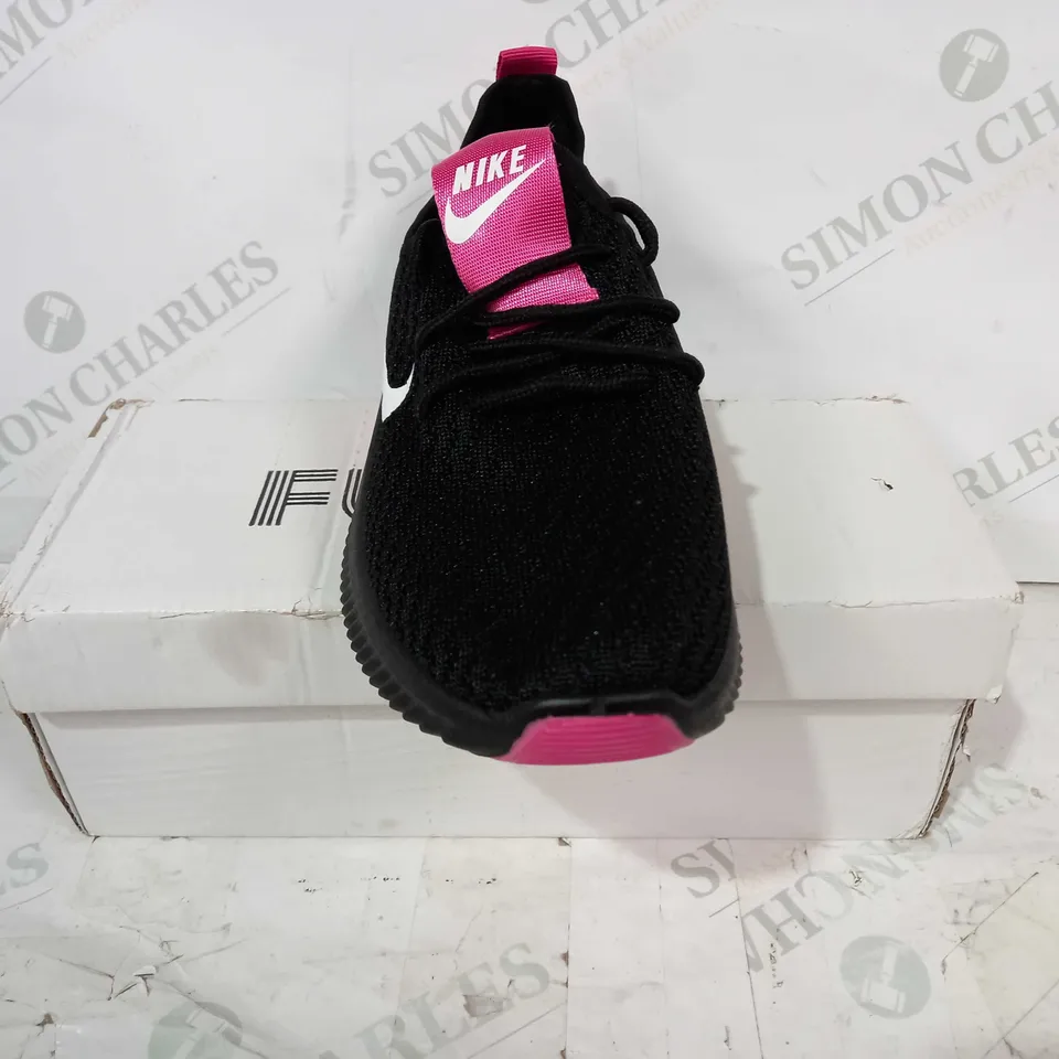 BOXED PAIR OF NIKE FUNUI SHOES IN BLACK/PINK EU SIZE 40
