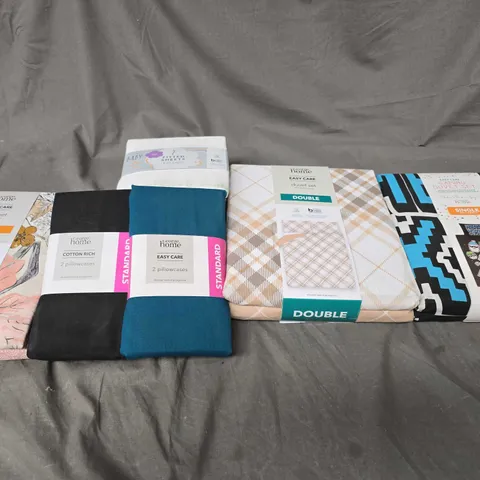 APPROXIMATELY 15 ASSORTED HOUSEHOLD PRODUCTS TO INCLUDE FITTED SHEETS, DUVET SETS, PILLOWCASES ETC 