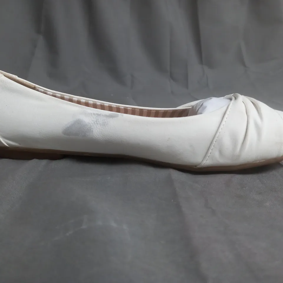 BOX OF APPROXIMATELY 5 PAIRS OF SHOES IN VARIOUS SIZES 4X GUPPY LOVE PAIR 1X DEITIY PAIR