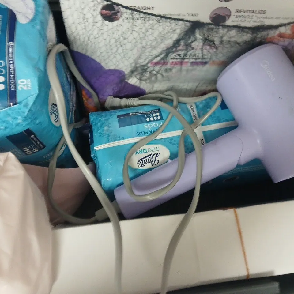 APPROXIMATELY 8 ASSORTED COSMETIC ITEMS INCLUDING VARIOUS MAKES AND BRANDS - COLLECTION ONLY