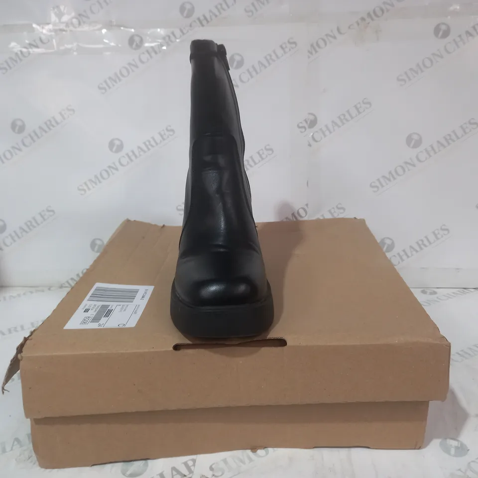 BOXED PAIR OF DESIGNER LOW BLOCK HEEL BOOTS IN BLACK SIZE 6