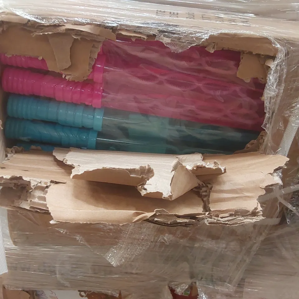 PALLET CONTAINING A VERY LARGE QUANTITY OF ASSORTED ITEMS INCLUDING: LIGHT UP CHRISTMAS PARCELS, BUBBLE TOYS, LED CHRISTMAS TREE SKIRTS ECT