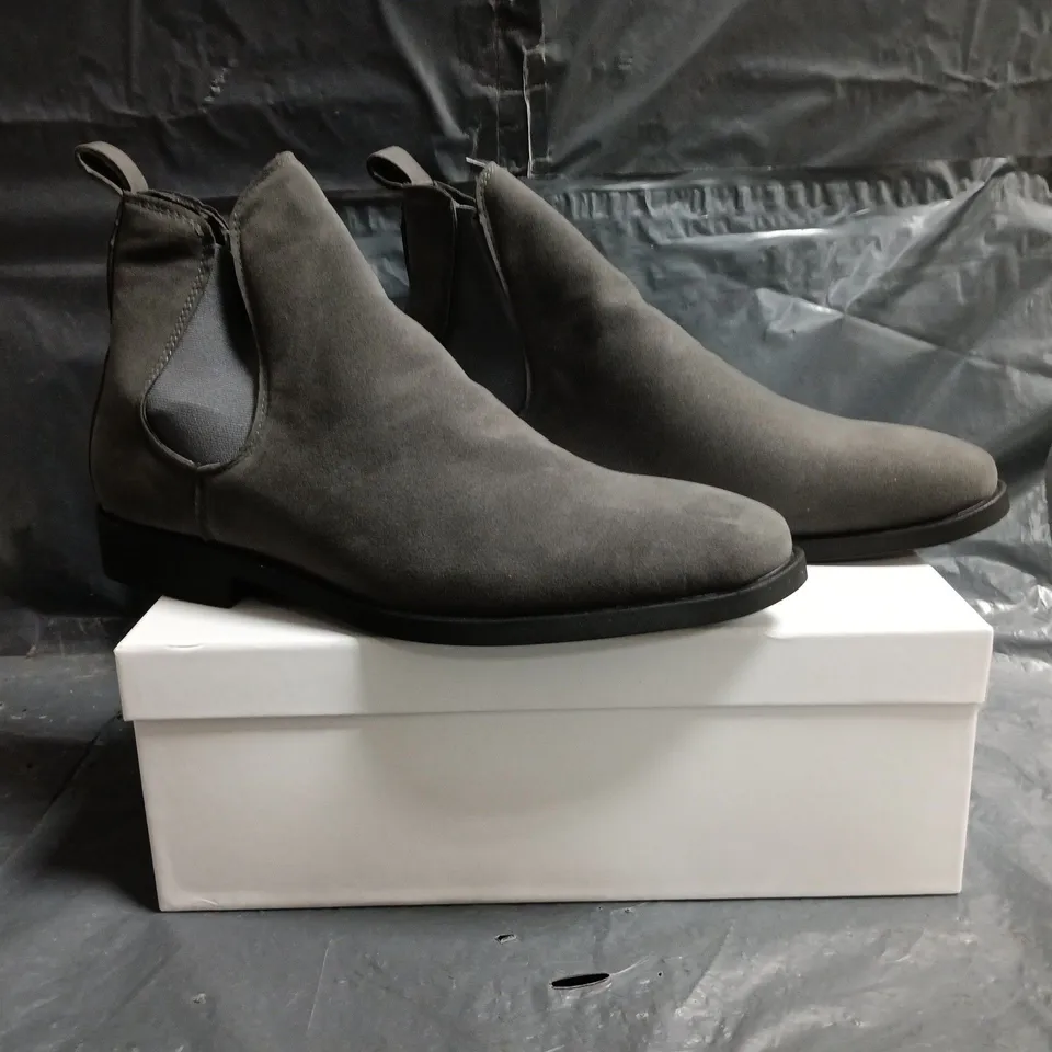 BOXED PAIR OF CONZURI HAMPTONS ELASTIC SIDED SHOES IN DARK GREEN SIZE UK 10