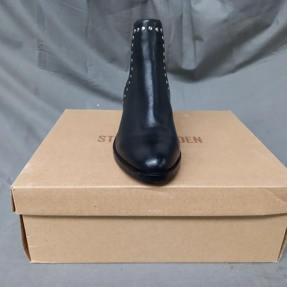 BOXED PAIR OF STEVE MADDEN CADE LEATHER ANKLE BOOTS IN BLACK UK SIZE 3