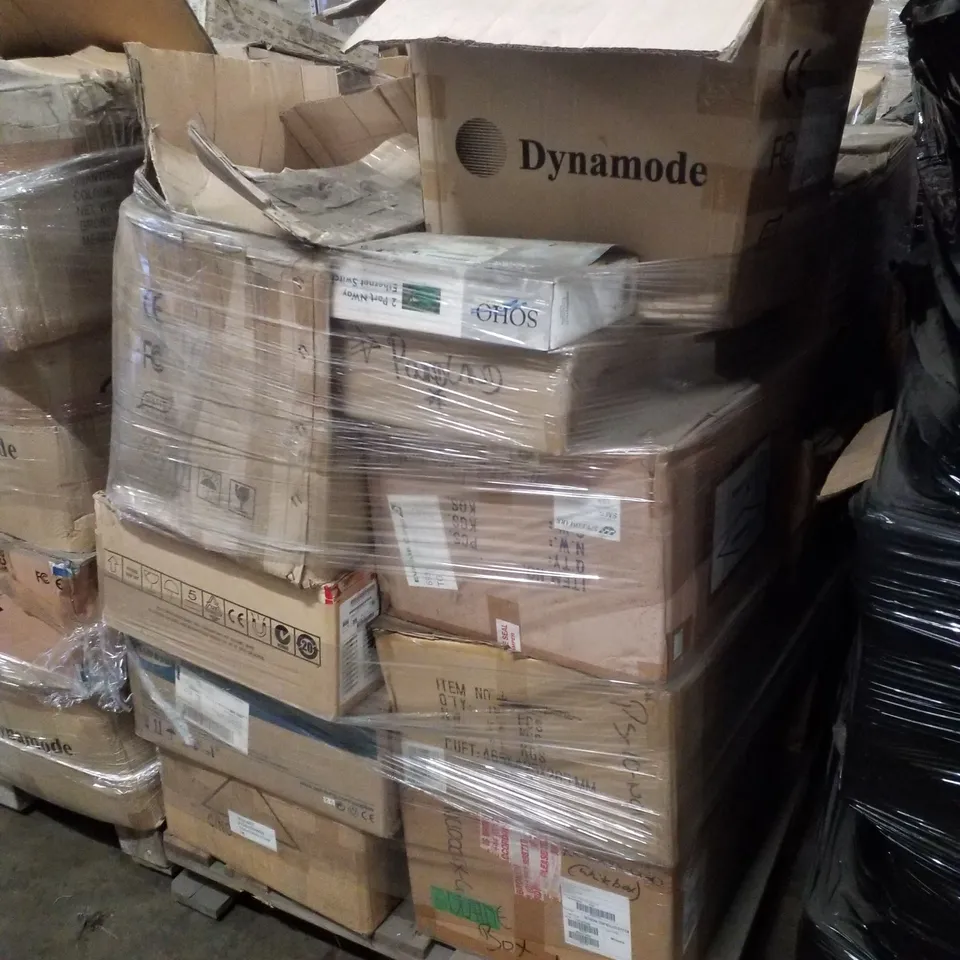 PALLET CONTAINING ASSORTED IT & NETWORKING PRODUCTS INCLUDING 2 PORT NWAY ETHERNET SWITCH, HOTSPOT FINDER AND WIRELESS NETWORK ADAPTER & USB FLASH DRIVES