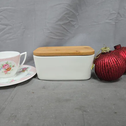 APPROXIMATELY 5 ASSORTED HOUSEHOLD ITEMS TO INCLUDE BAUBLES, TEA CUP, ETC - COLLECTION ONLY