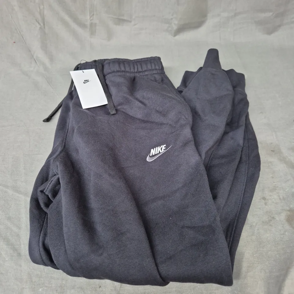 NIKE STANDARD FIT TAPER LEG SWEATPANTS IN BLACK SIZE L