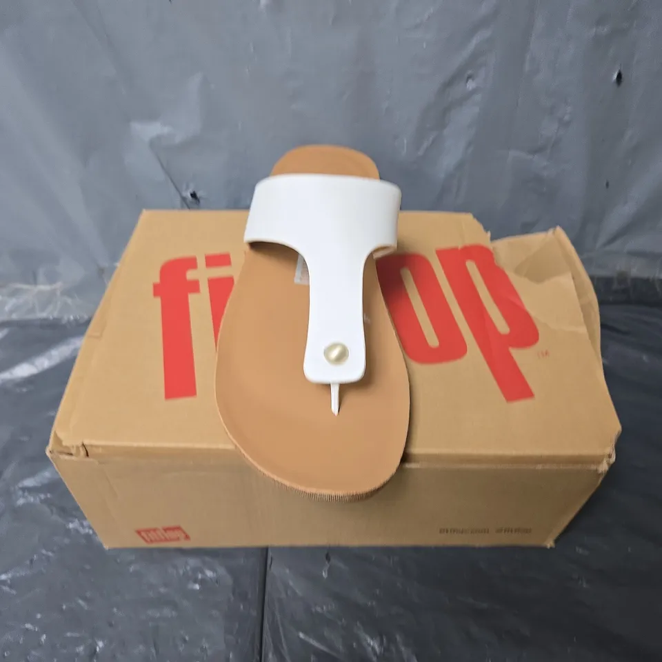 BOXED PAIR OF FITFLOP IQUSHION LEATHER TOE-POST SANDALS IN URBAN WHITE - UK 7