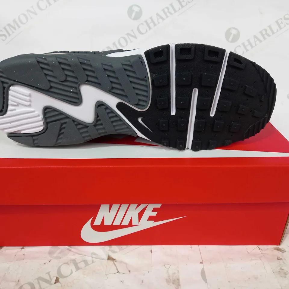 BOXED PAIR OF NIKE AIR MAX EXCEE SHOES IN BLACK/WHITE UK SIZE 7