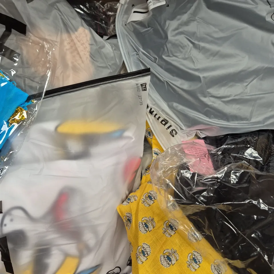 BOX OF APPROXIMATELY 20 ASSORTED CLOTHING AND FASHION ITEMS IN VARIOUS STYLES, SIZES, AND COLOURS - COLLECTION ONLY