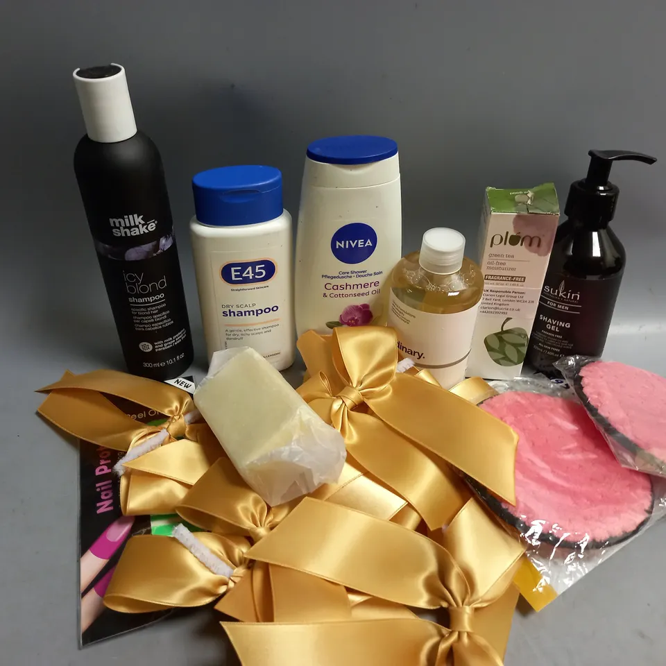 APPROXIMATELY 20 ASSORTED HEALTH AND BEAUTY PRODUCTS TO INCLUDE SUKIN SHAVING GEL, MILK SHAKE ICY BLOND SHAMPOO, E45 DRY SCALP SHAMPOO