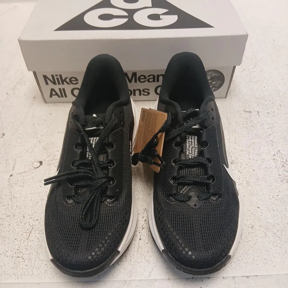 NIKE ACG PEGASUS TRAIL (GS) – BLACK/WHITE, YOUTH SIZE 1Y (UK YOUTH 13.5) – BOXED