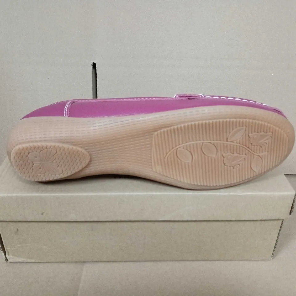 BOXED PAIR OF JO & JOES LADIES' MAGENTA LEATHER TASSEL LOAFERS – WIDE FIT - UK SIZE 7