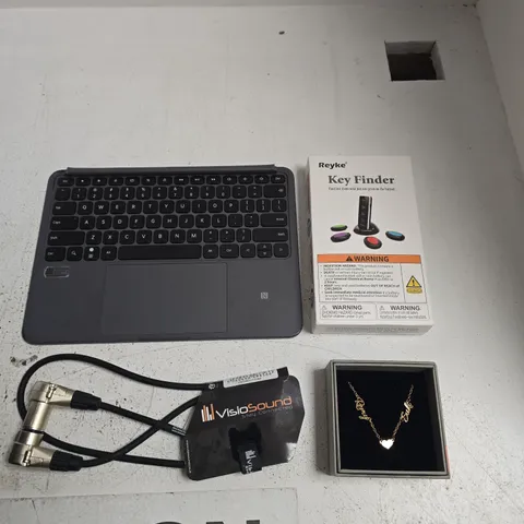 TOTE OF APPROXIMATELY 10 ASSORTED ITEMS INCLUDING A CLOVER 4 CRAFT NECKLACE, REYKE KEY FINDER AND VISOSOUND CABLE