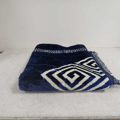BLUE AND WHITE PATTERN RUG WITH TASSELED EDGES