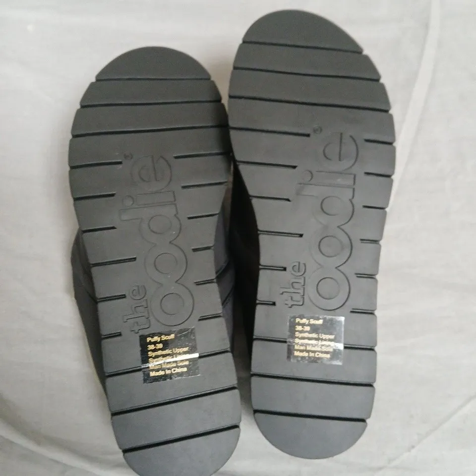 BOXED THE OODIE PUFFY SOFT SLIPPERS IN BLACK, UK 5-6 (EU 38-39)