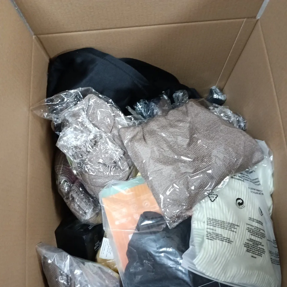 BOX OF APPROXIMATELY 30 ASSORTED ITEMS TO INCLUDE CLOTHING, UMBRELLAS, ROLSON 2 PIECE CREVICE CLEANING BRUSH ETC