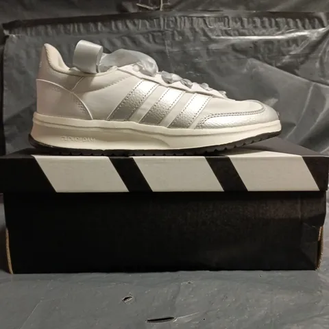 BOXED PAIR OF ADIDAS RUN 70S 2.0 J SHOES IN WHITE/SILVER SIZE UK 3