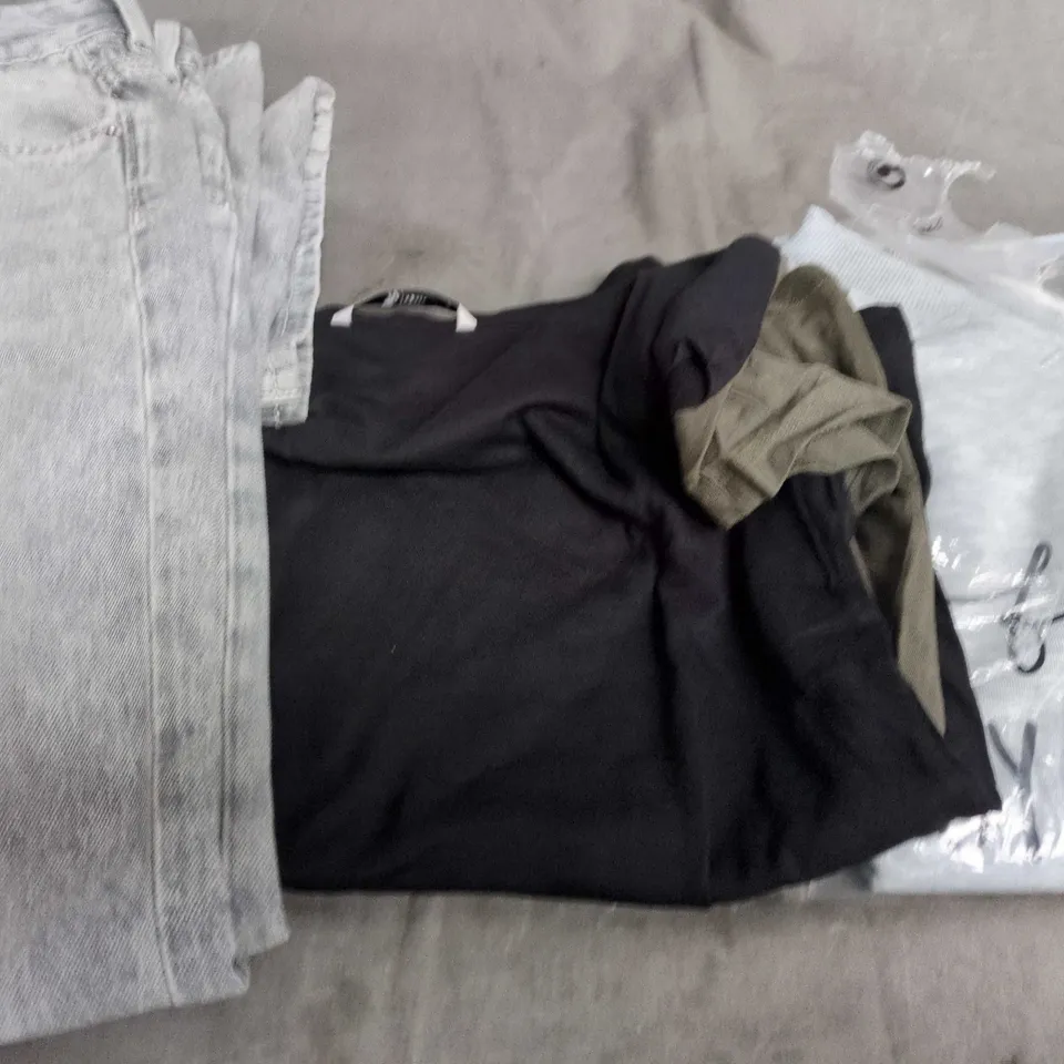 APPROXIMATELY 20 ASSORTED CLOTHING PRODUCTS IN VARIOUS STYLES & SIZES TO INCLUDE JUMPERS, T-SHIRTS, DRESSES ETC