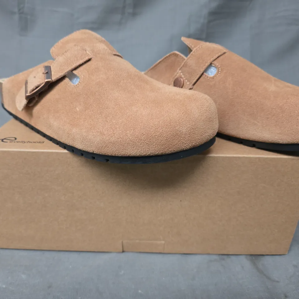 BOXED PAIR OF EVELLYHOOTD SHOES IN CHESTNUT EU SIZE 39