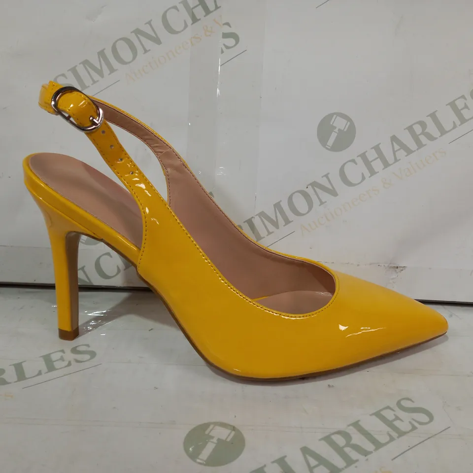 PAIR OF DESIGNER POINTED TOE HIGH HEEL SANDALS IN YELLOW SIZE 5.5