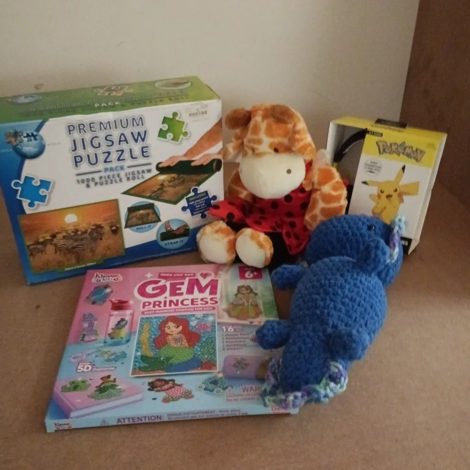 APPROXIMATELY 20 ASSORTED TOYS, GAMES, GIFTS AND NOVELTIES TO INCLUDE PREMIUM JIGSAW PUZZLE, POKEMON KIDS WIRED HEADPHONES, KLEVER KITS PRINCESS KITS, ETC - COLLECTION ONLY