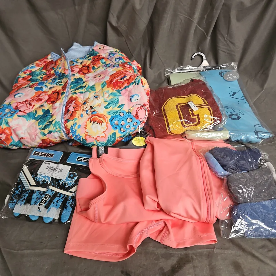 BOX OF APPROXIMATELY 30 ASSORTED KIDS CLOTHING ITEMS TO INCUDE - JACKET, PYJAMAS, JUMPER, ETC