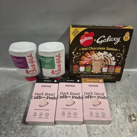 APPROXIMATELY 8 ASSORTED FOOD/DRINK PRODUCTS TO INCLUDE HOT CHOCOLATE STATION, CHICK-FIL-A SAUCE, GRIND COFFEE PODS ETC